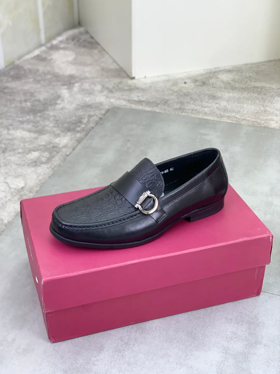 Men's Men's Shoes 💰P460💰[New Style] Water-dyed Niuli 🆘[Salvatore Ferragamo] Ferragamo's latest casual business leather shoes for men! Listed simultaneously! The fabric is made of specially imported original calfskin, and the interior is made of imported water-dyed cowhide. It is absolutely luxurious and leads the fashion trend. Matching code: 38-45; black or brown available